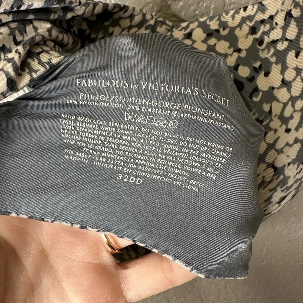 Victoria’s Secret plunge Fabulous Bra size 32 DD‎